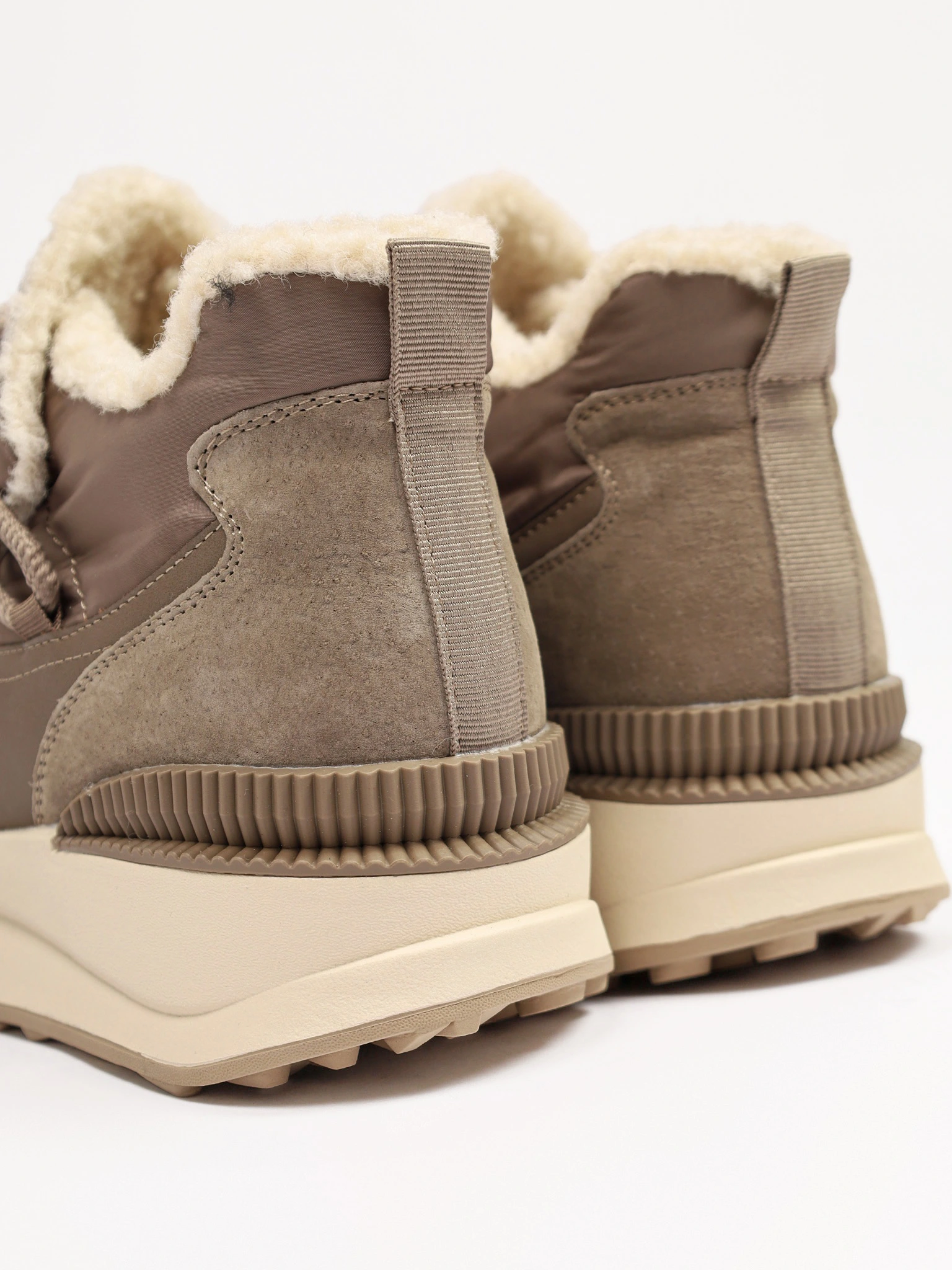 Ботинки комбинированные бежевого цвета на контрастной средней подошве